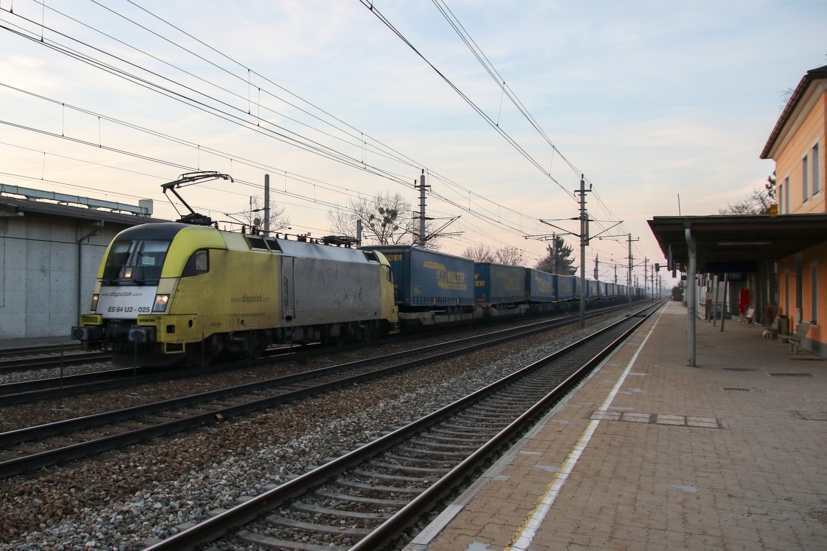 182 525 mit dem  Walter-Zug  am 21. Februar 2015 im Bahnhof von B�heimkirchen.