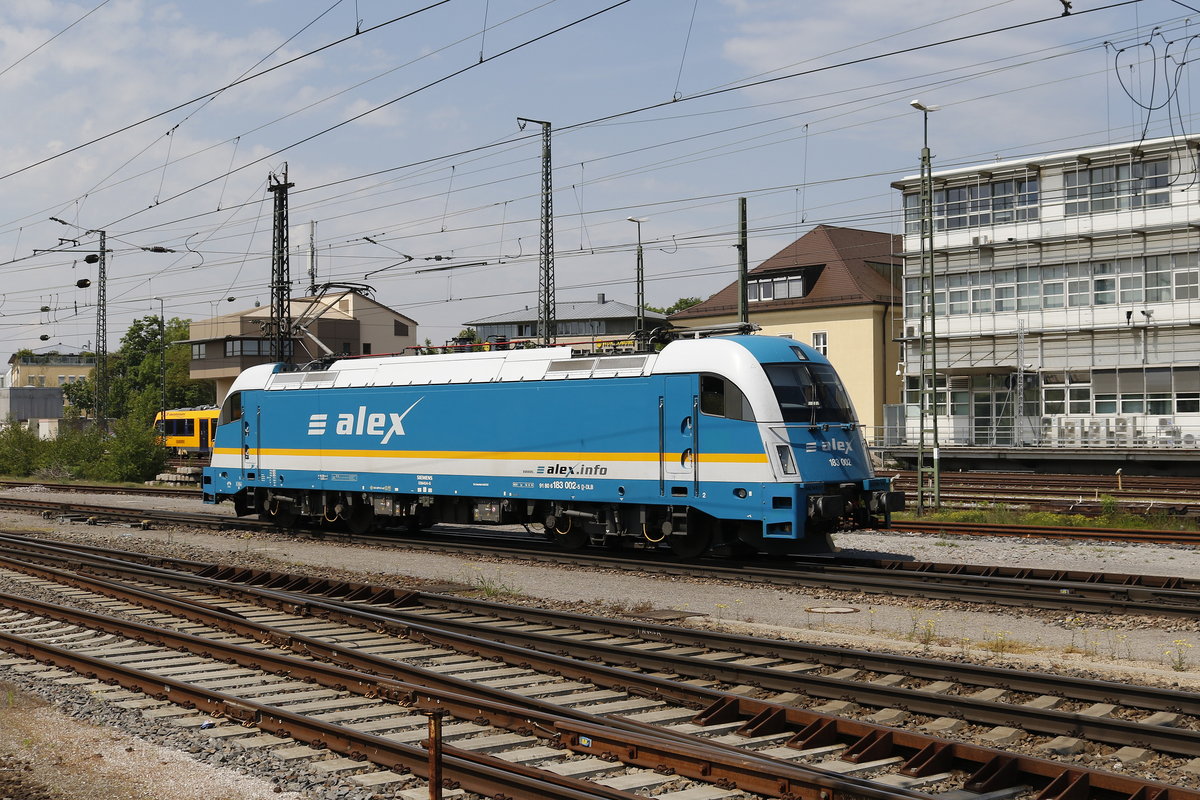 183 002 war am 19. Mai 2017 im  Regensburger Hauptbahnhof  auf dem Weg zum n�chsten Einsatz.