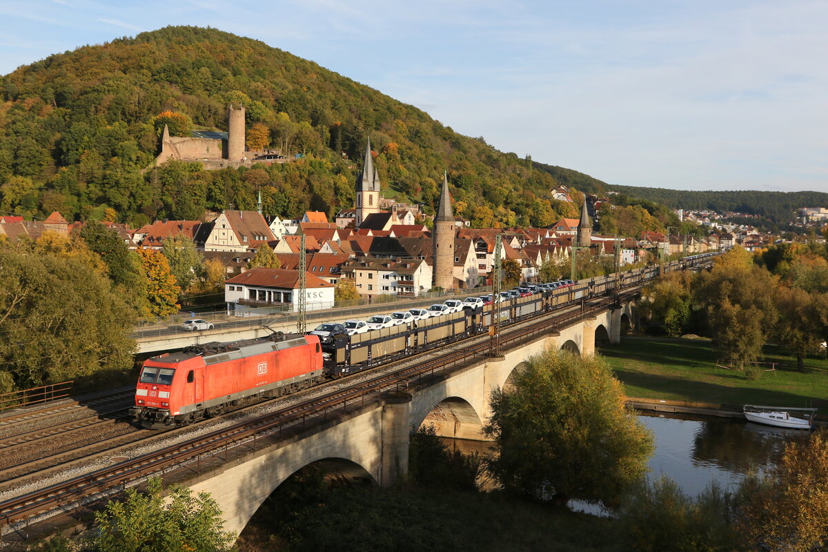 185 006 mit einem Autozug am 11. Oktober 2022 in Gem�nden am Main.