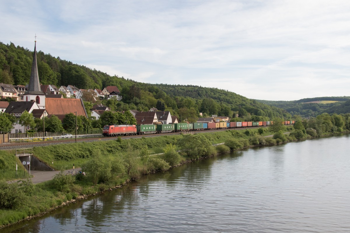185 051 am 15. Mai 2015 von W�rzburg kommend bei Wernfeld.