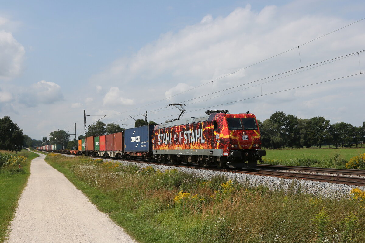 185 077  Stahl auf Stahl  mit einem Containerzug aus M�nchen kommend am 20. August 2021 bei �bersee am Chiemsee.