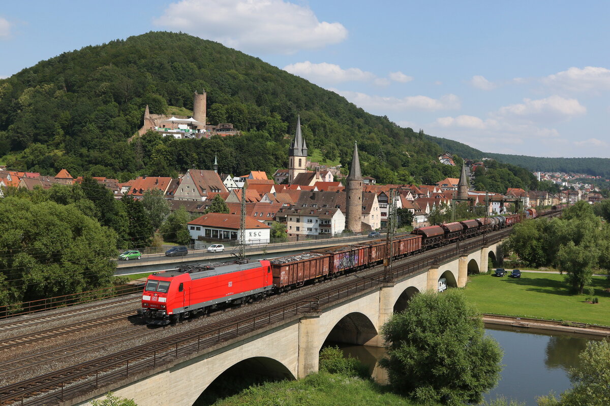 185 079 mit einem gemischten G�terzug am 23. Juli 2021 bei Gem�nden.