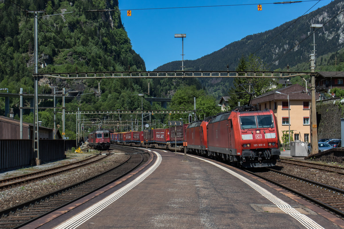 185 109 und 185 127 rollen am 24. Mai 2016 in s�dlicher Richtung durch den Bahnhof Faido.