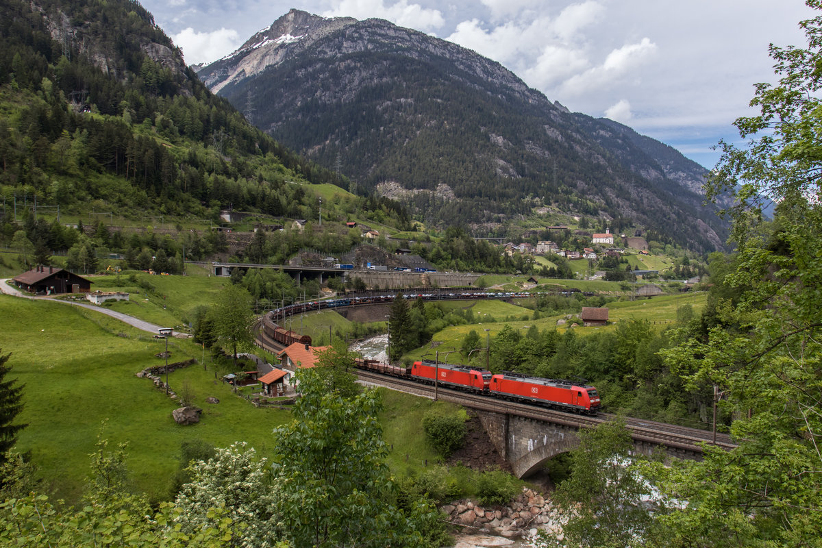 185 133 und 183 130 mit einem gemischten G�terzug am 26. Mai 2016 in der  Wattinger Kurve  bei Wassen.