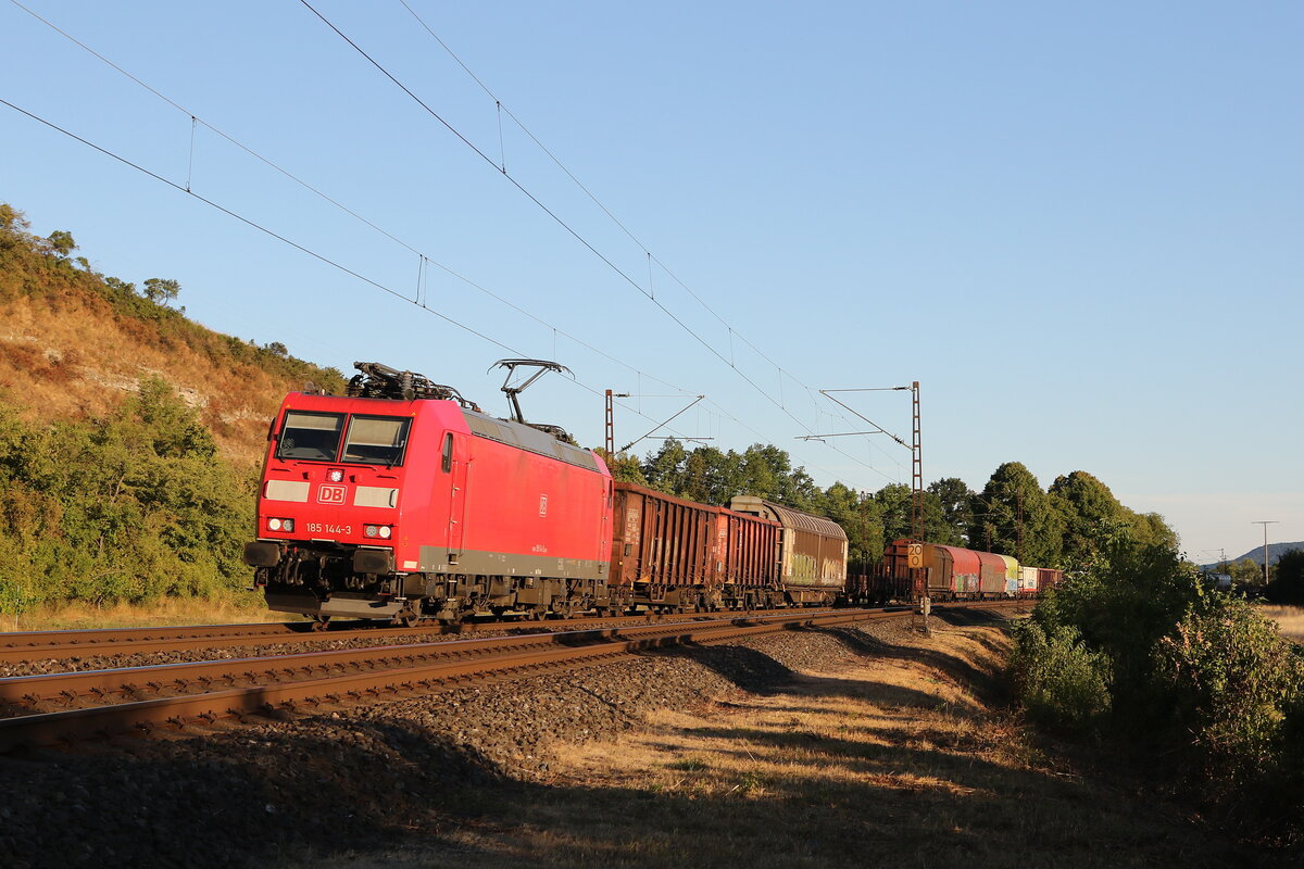 185 144 mit einem gemischten G�terzug aus W�rzburg kommend am 6. August 2022 bei Himmelstadt.