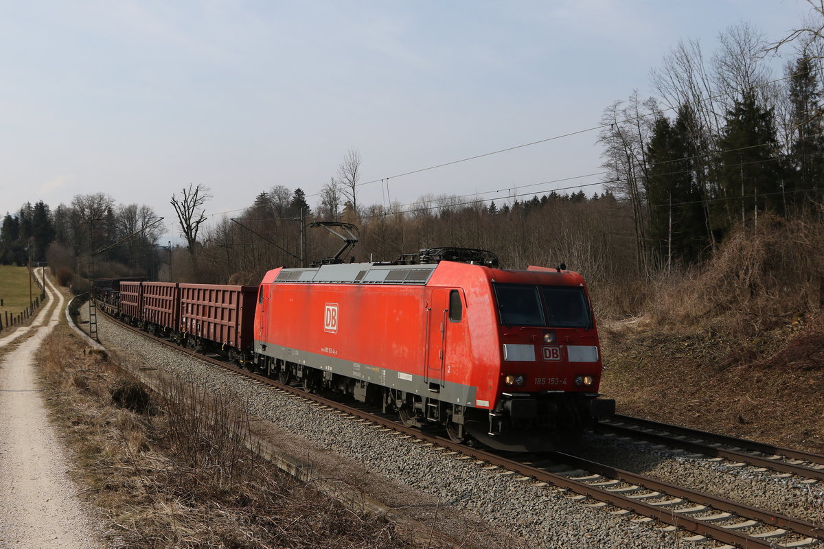 185 153 war am 9. M�rz 2021 mit einem Stahlzug bei Grabenst�tt in Richtung Freilassing unterwegs.