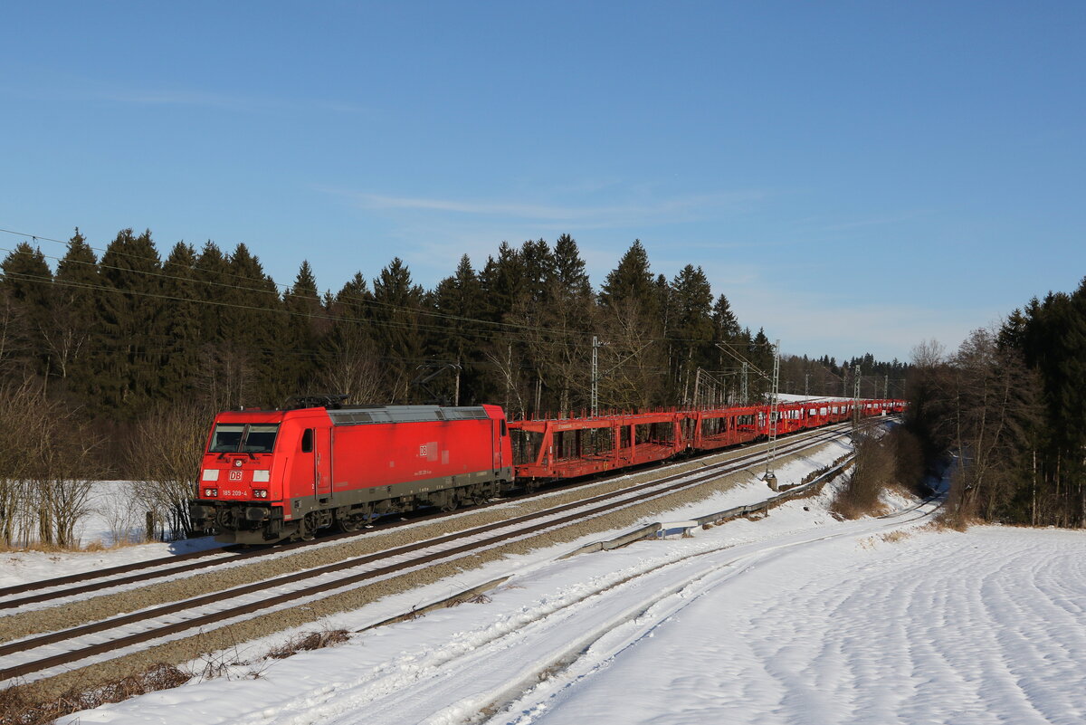185 209 mit einem leeren Autozug am 24. Januar 2022 bei Grabenst�tt im Chiemgau.