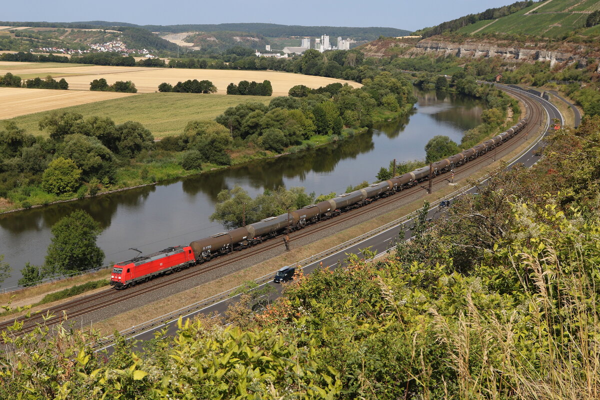 185 248 mit einem Kesselwagenzug aus Gem�nden kommend am 5. August 2022 bei Himmelstadt am Main.