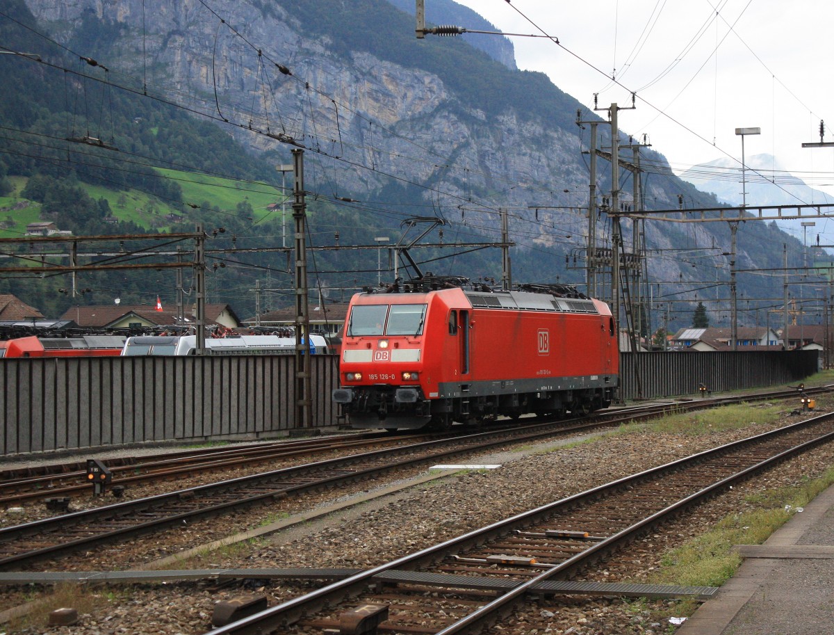 185 26-0 auf dem Weg zum n�chsten Einsatz. Aufgenommen am 20. August 2014 im Bahnhof von Erstfeld.