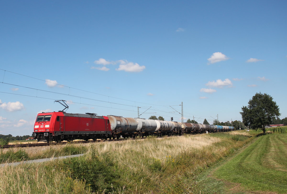 185 272-2 mit einem Kesselwagenzug aus Salzburg kommend am 7. August 2016 bei �bersee am Chiemsee.