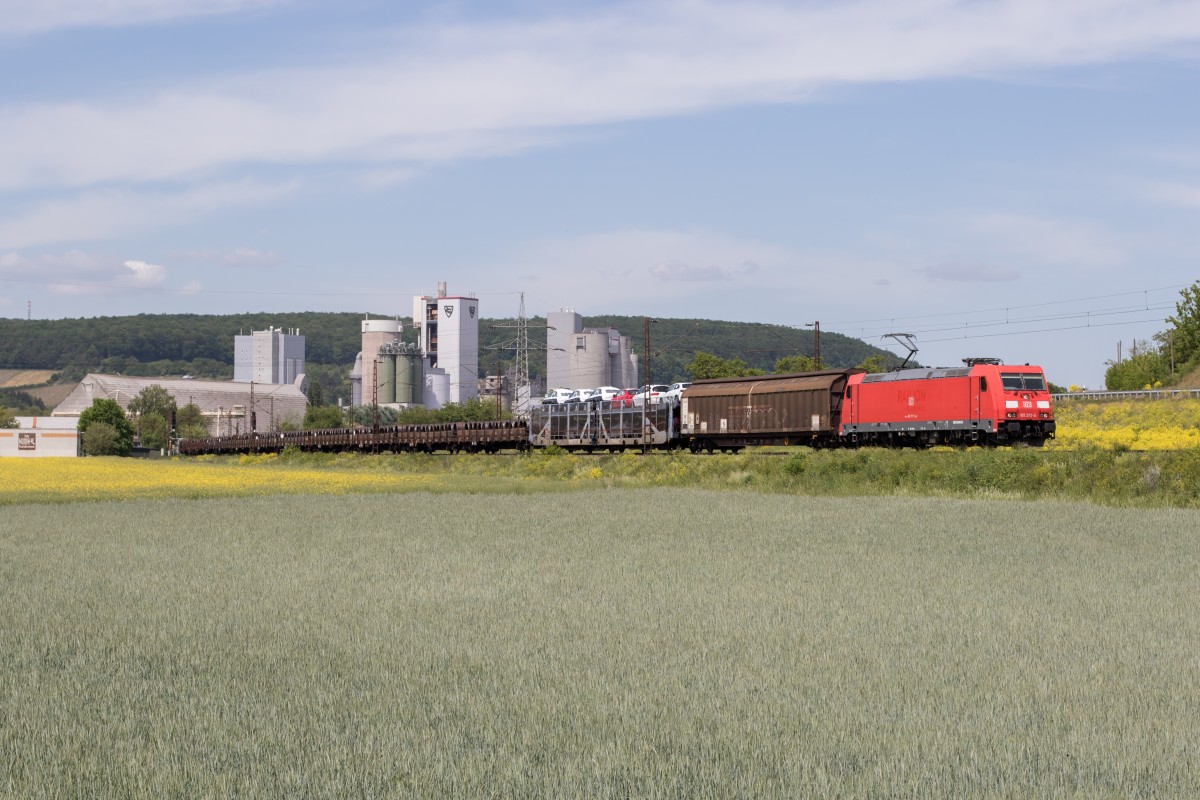 185 275 ist mit einem gemischten G�terzug bei Karlstadt am Main in Richtung W�rzburg unterwegs. Aufgenommen am 15. Mai 2015.