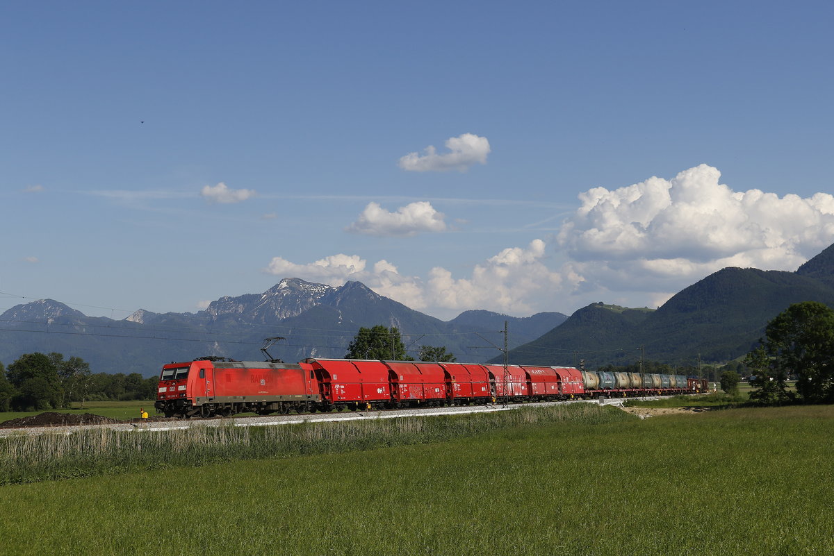 185 289 war mit der  �bergabe  von Freilassing nach Rosenheim unterwegs. Aufgenommen am 3. Juni 2019 bei Bernau am Chiemsee.