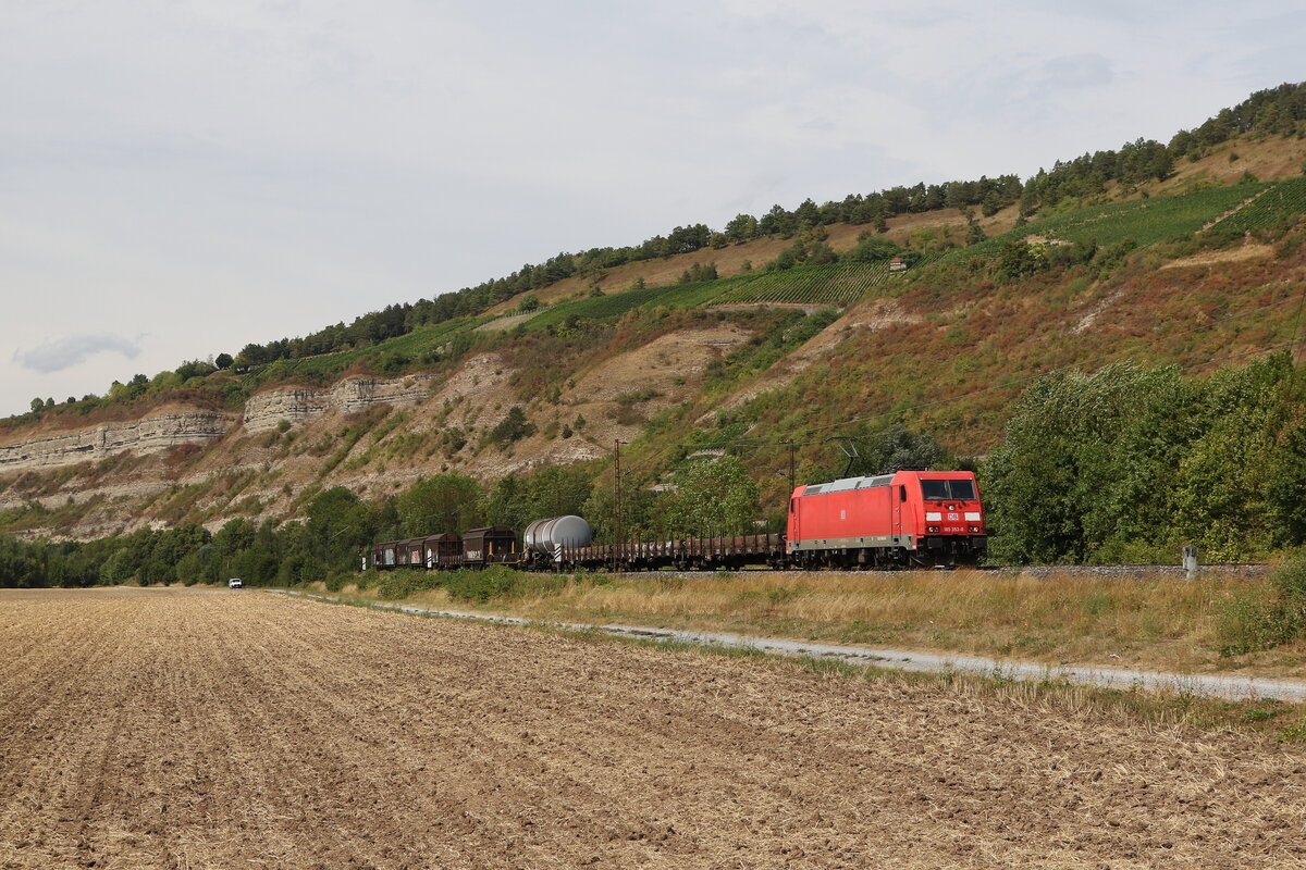 185 353 mit einem gemischten G�terzug aus Gem�nden kommend am 5. August 2022 bei Th�ngersheim im Maintal.