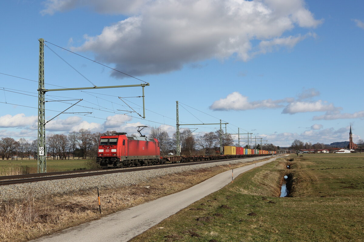 185 380 mit einem Containerzug am 5. Februar 2022 bei �bersee am Chiemsee.