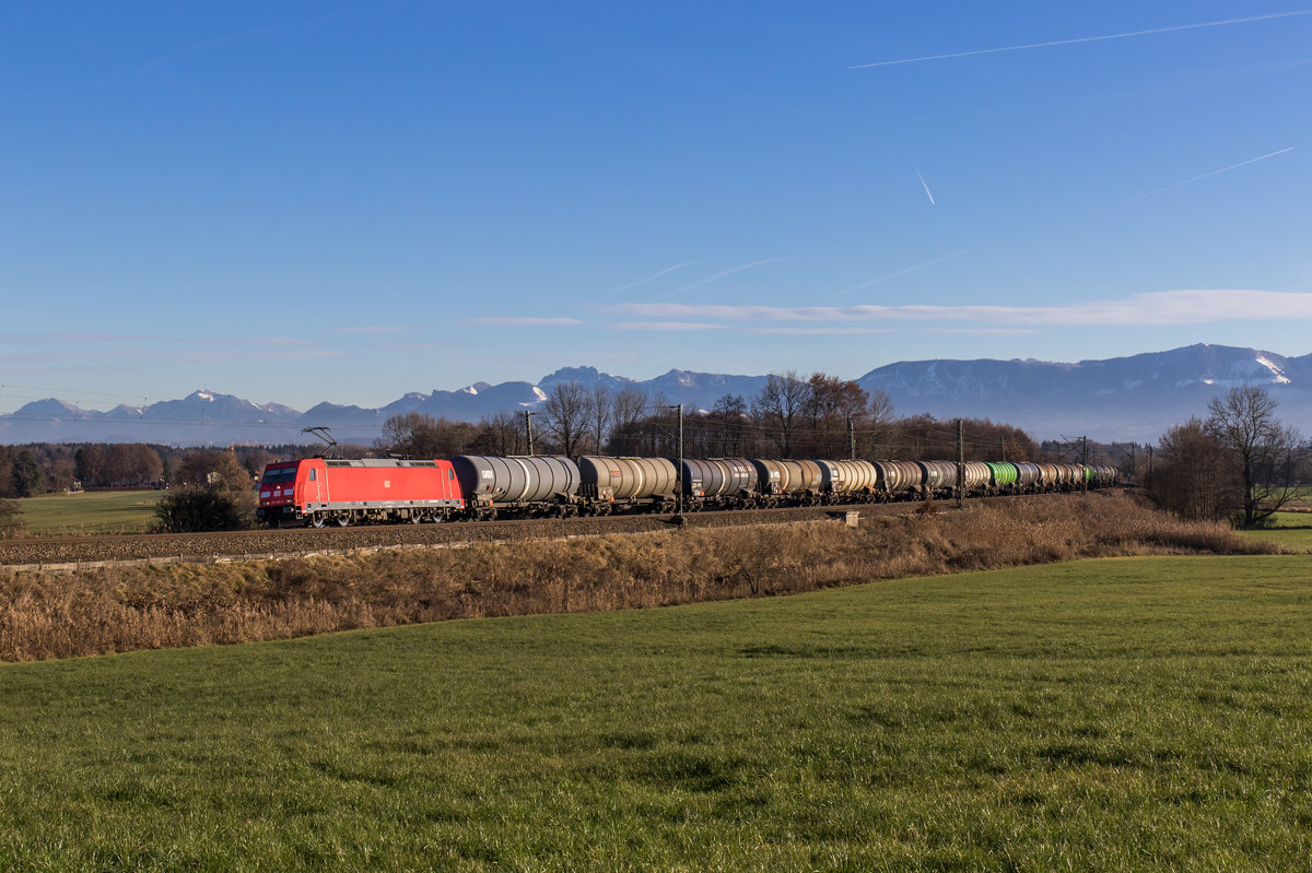 185 380 war am 13. Dezember 2016 mit einem Kesselwagenzug bei Rann in Richtung M�nchen unterwegs.