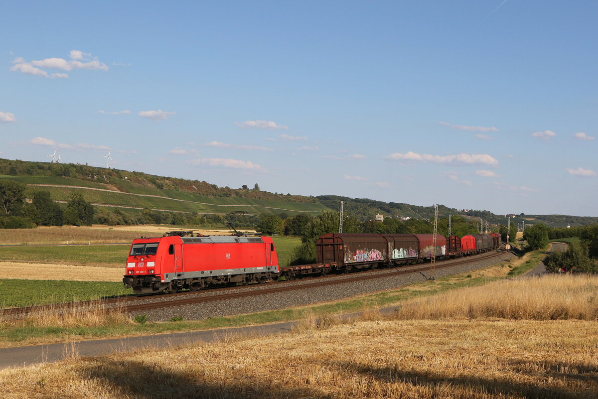 185 380 war am 4. August 2022 bei Winterhausen in Richtung W�rzburg unterwegs.
