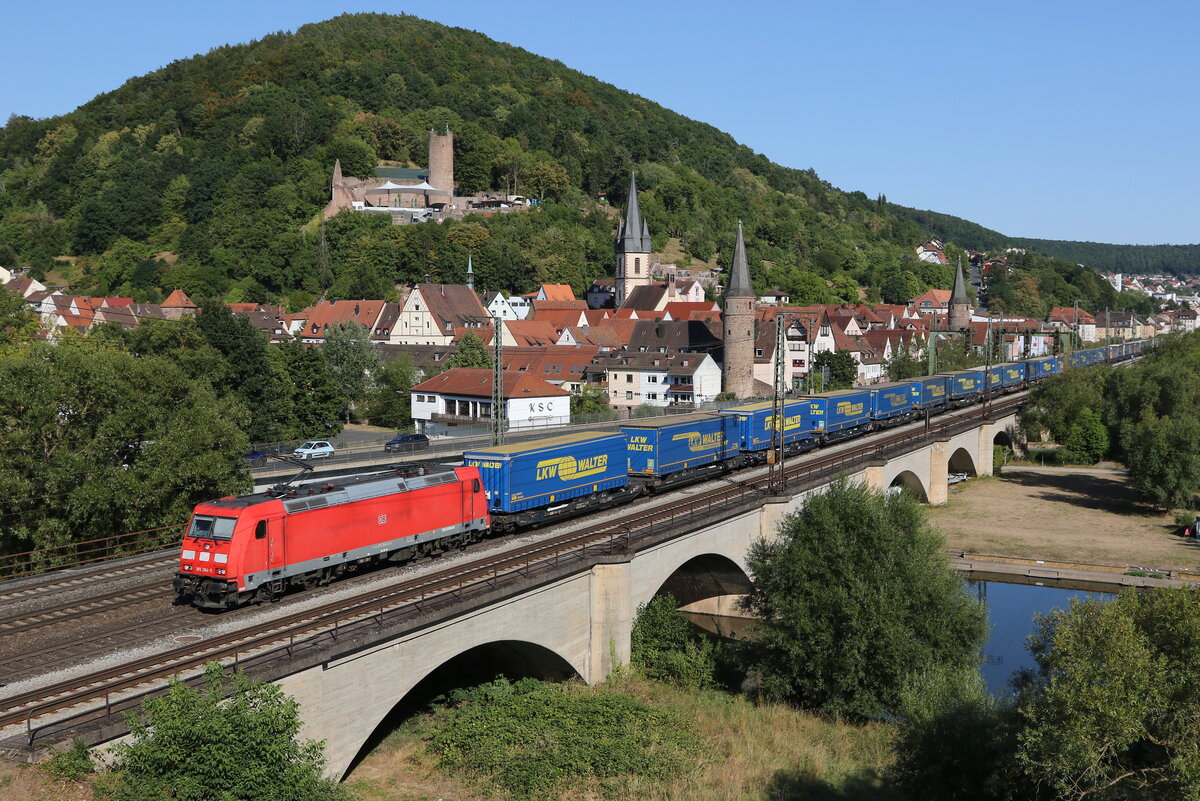 185 384 mit dem  WALTER-KLV  am 8. August 2022 bei Gem�nden am Main.