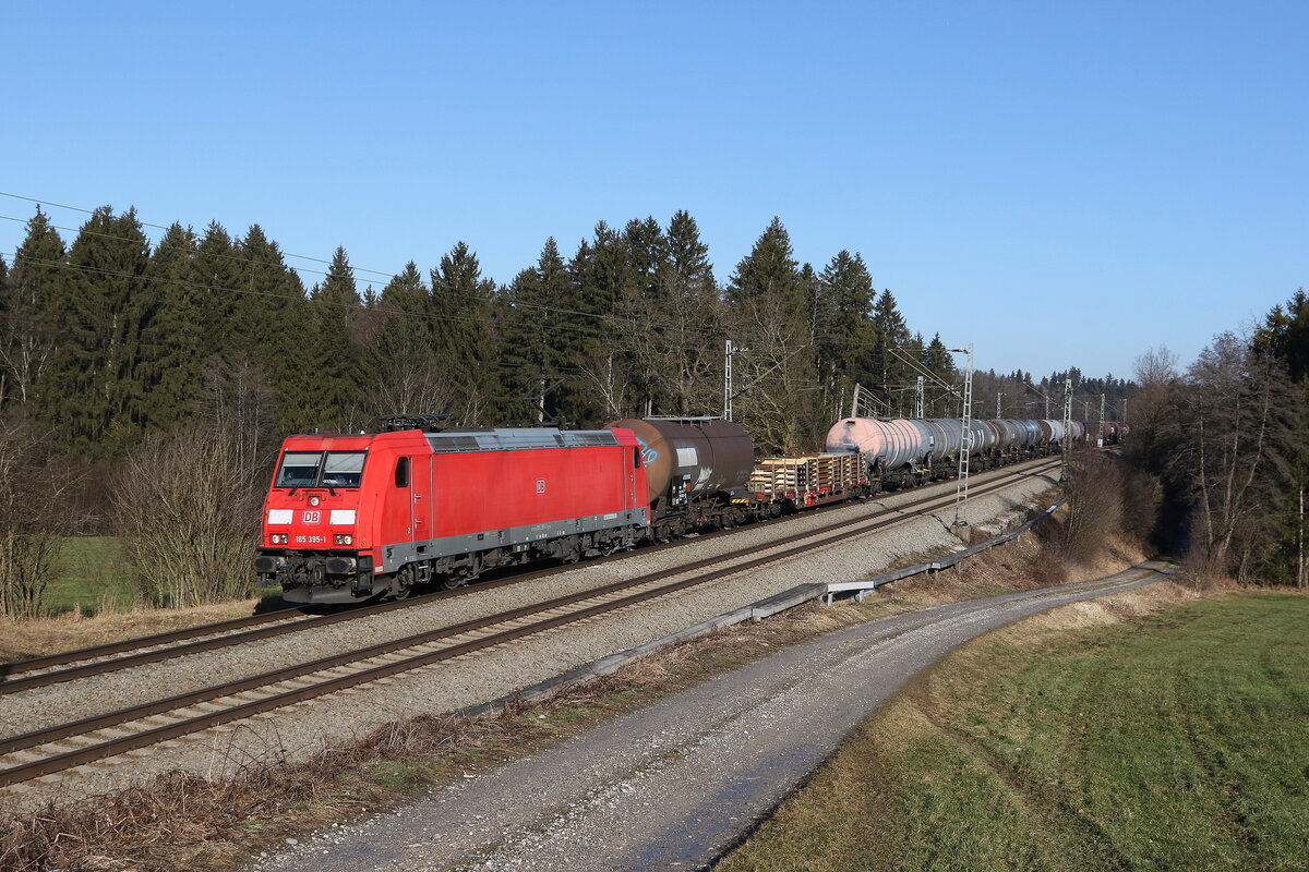 185 395 war am 19. Januar 2022 mit einem  Mischer  bei Grabenst�tt im Chiemgau in Richtung M�nchen unterwegs.