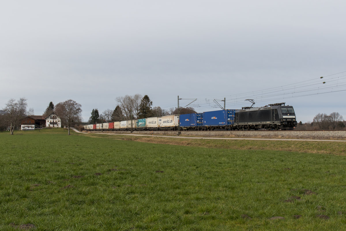 185 573-3 war am 20. Februar 2016 mit dem  Ekol -Zug in Richtung Salzburg unterwegs. Aufgenommen bei �bersee am Chiemsee.