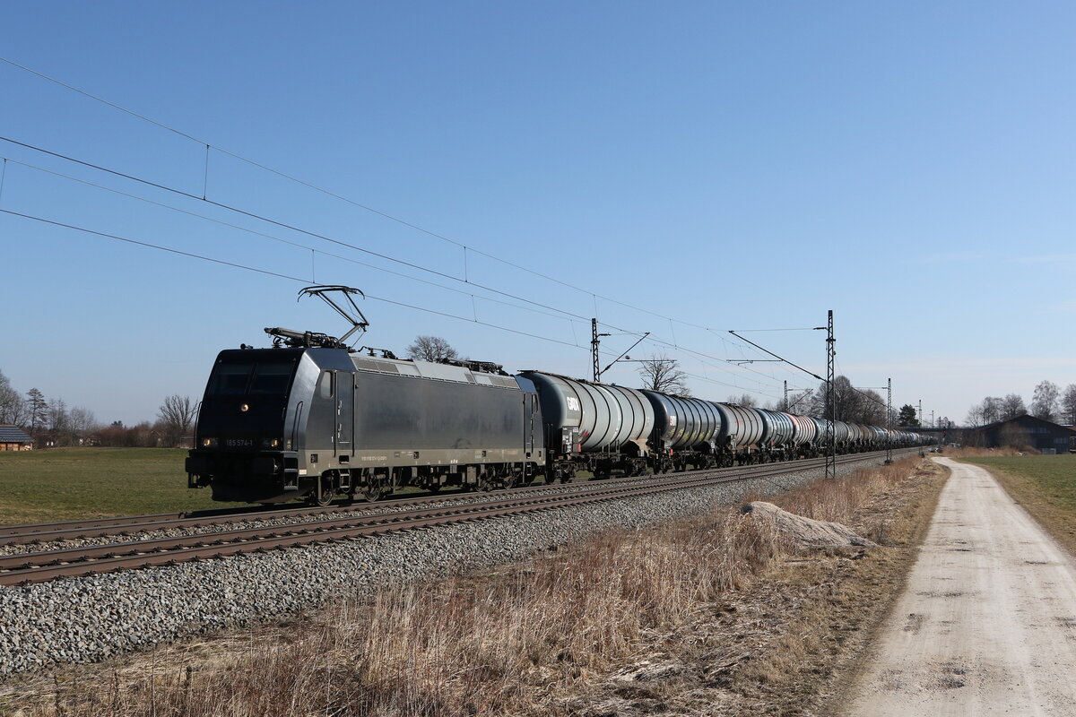 185 574 mit einem Kesselwagenzug aus Salzburg kommend am 28. Februar 2022 bei �bersee.
