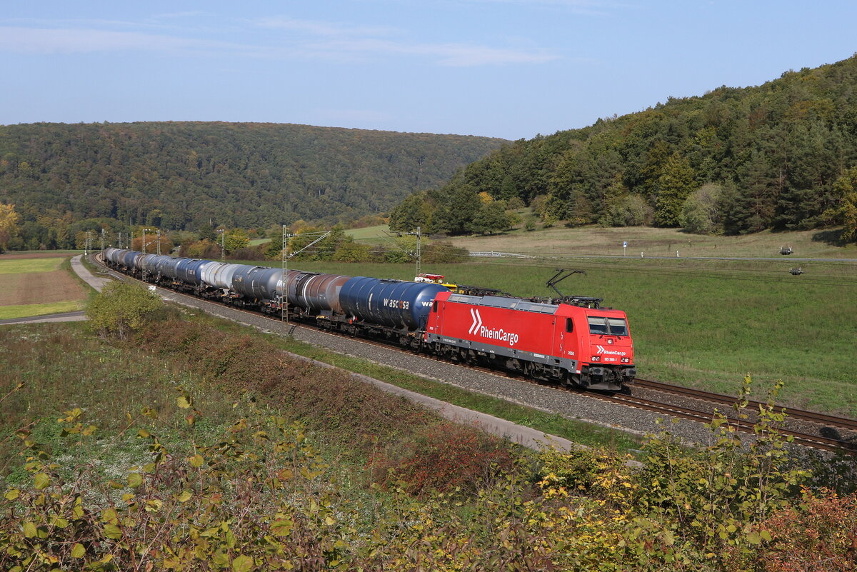 185 588 von  Rhein Cargo  mit einem Kesselwagenzug am 12. Oktober 2022 bei Harrbach am Main.