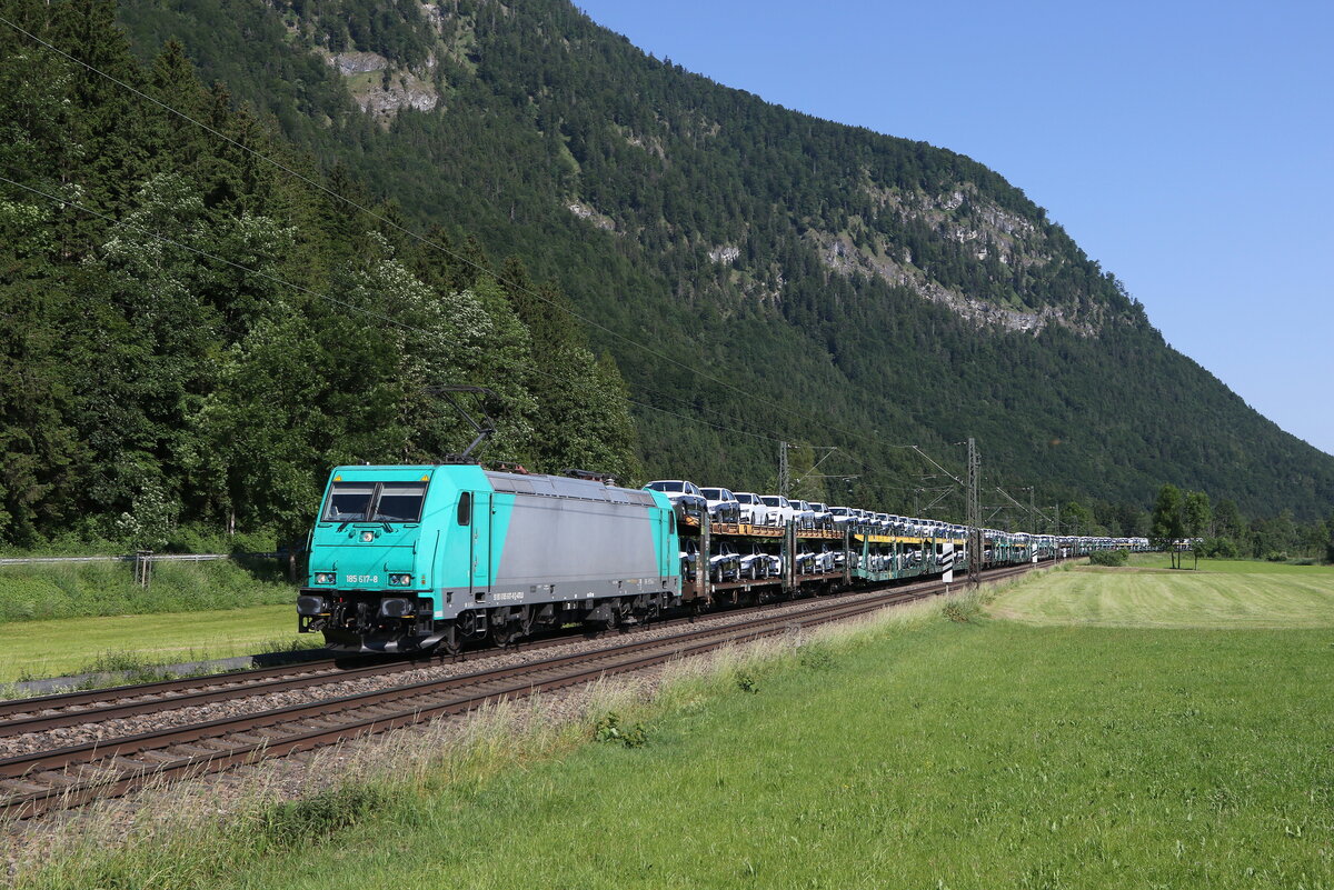 185 617 mit einem Autozug aus M�nchen kommend am 14. Juni 2023 bei Niederaudorf im Inntal.