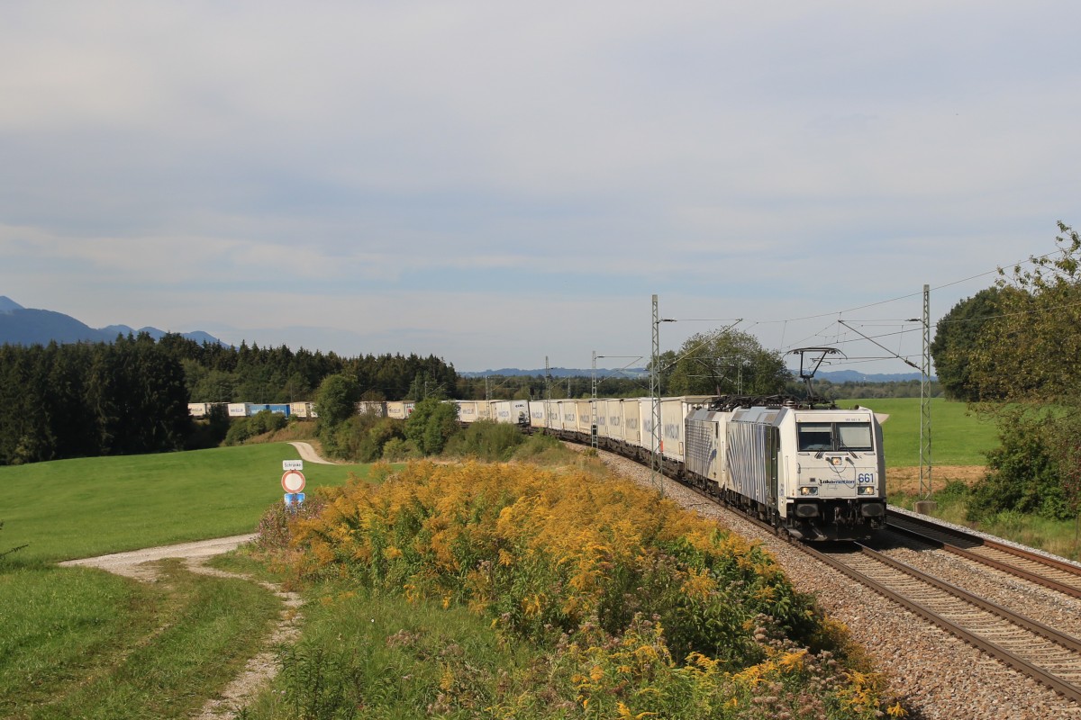 185 661 und 189 917 waren am 13. September 2015 mit dem  Ekol-Zug  bei Grabenst�tt in Richtung Salzburg unterwegs.