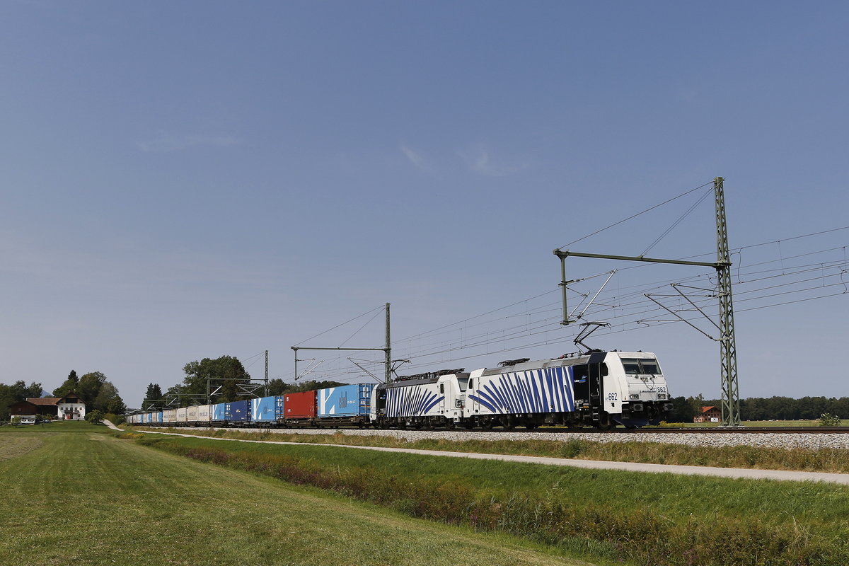 185 662 und 193 xxx waren am 5. August 2018 bei �bersee in Richtung Salzburg unterwegs.
