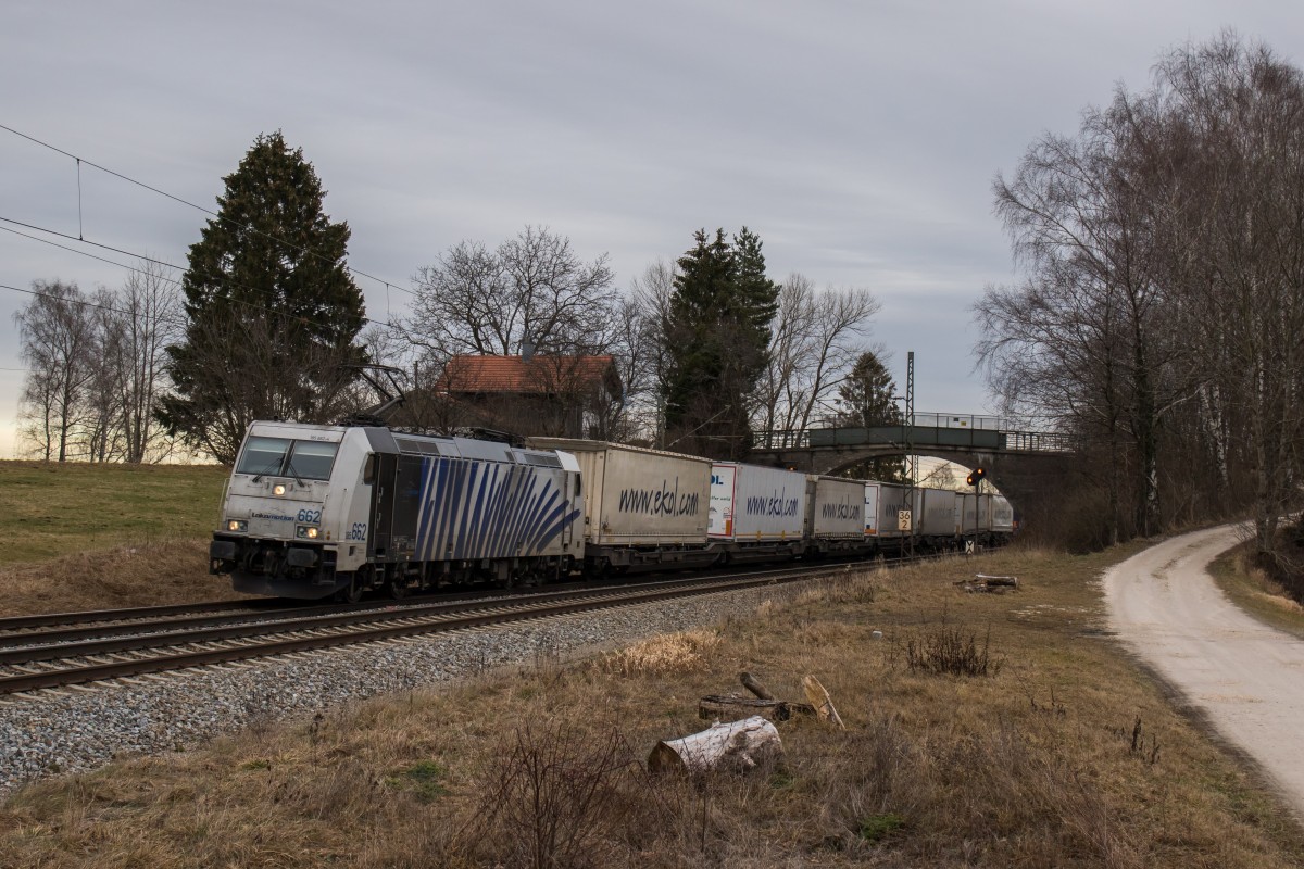 185 662-4 mit dem  Ekol-Zug  aus Salzburg kommend am 8. Januar 2016 bei �bersee am Chiemsee.