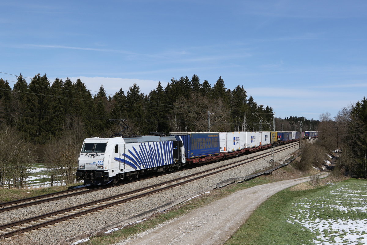185 662 mit dem  Intercombi  aus Salzburg kommend am 9. April 2021 bei Grabenst�tt.