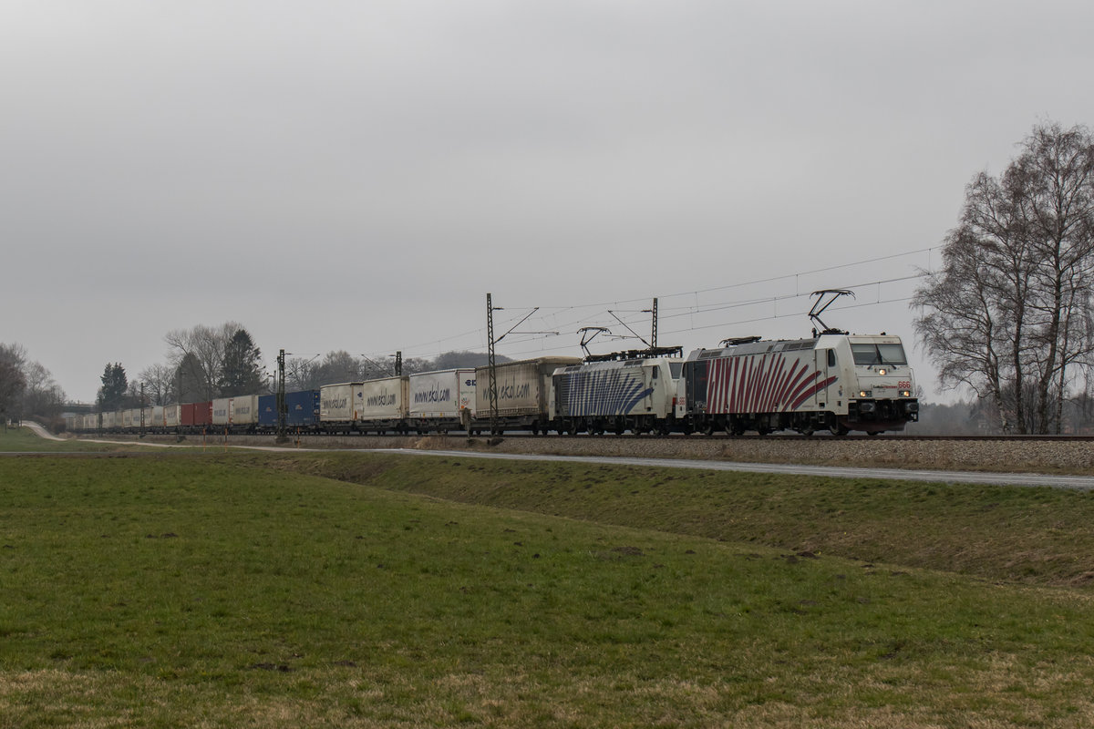 185 666 und 189 917 waren am 12. M�rz 2016 mit dem  Ekol -Zug bei �bersee am Chiemsee in Richtung Salzburg unterwegs.