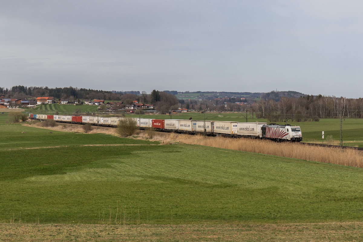 185 666 mit dem  Ekol -Zug aus M�nchen kommend am 3. April 2016 bei Bernau am Chiemsee.