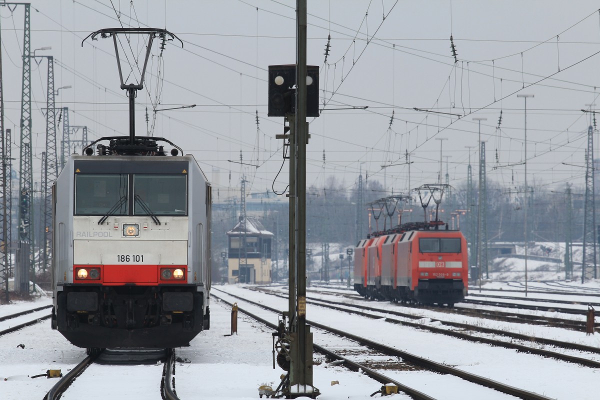 186 101 von  Railpool  steht am 27. M�rz 2013 abfahrbereit in M�nchen-Ost.