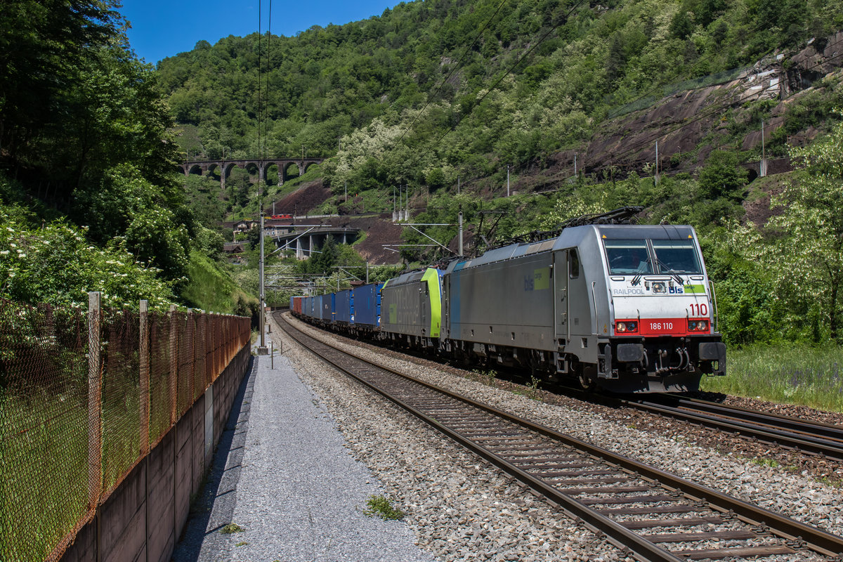 186 110 und 485 008 s�dw�rts fahrend am 24. Mai 2016 bei Giornico.