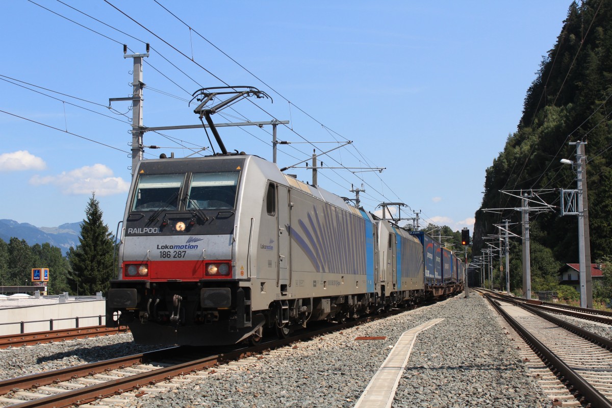 186 287 ist am 15. August 2013 bei Brixlegg in Richtung Brenner unterwegs.
