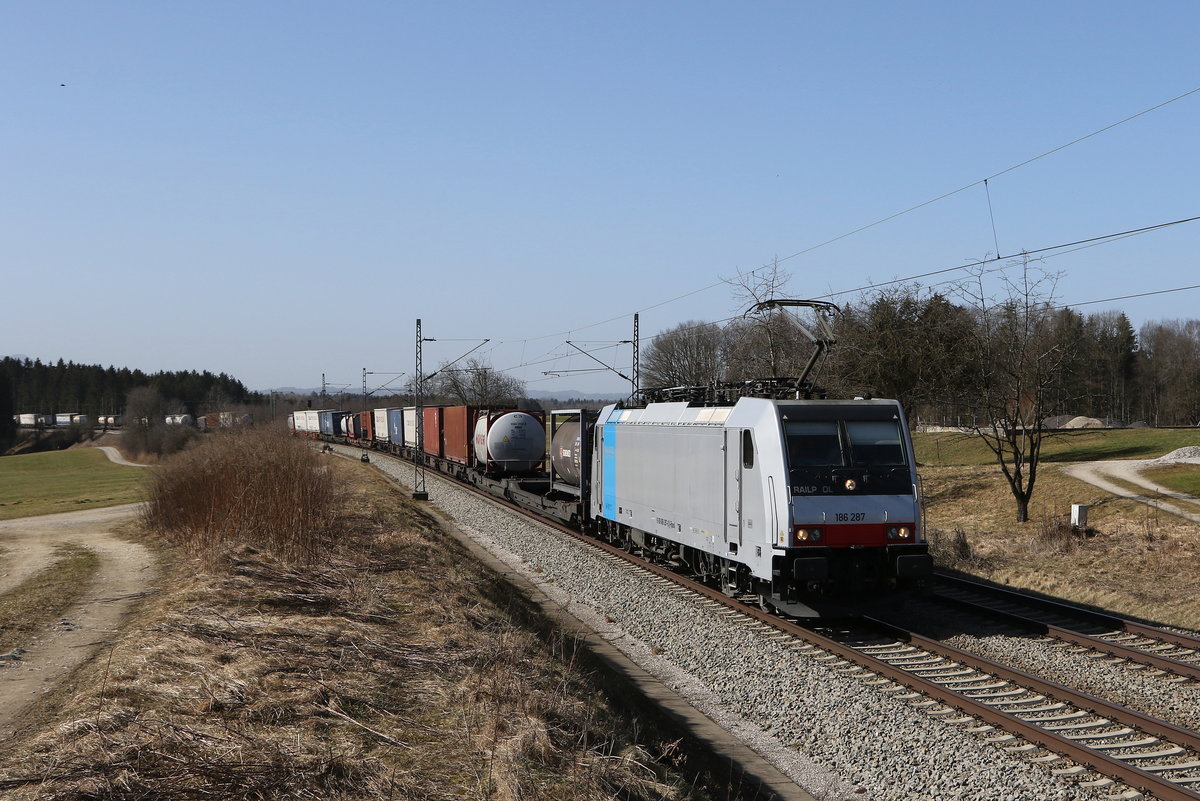 186 287 mit einem  KLV  aus M�nchen kommend am 25. Februar 2021 bei Grabenst�tt im Chiemgau.