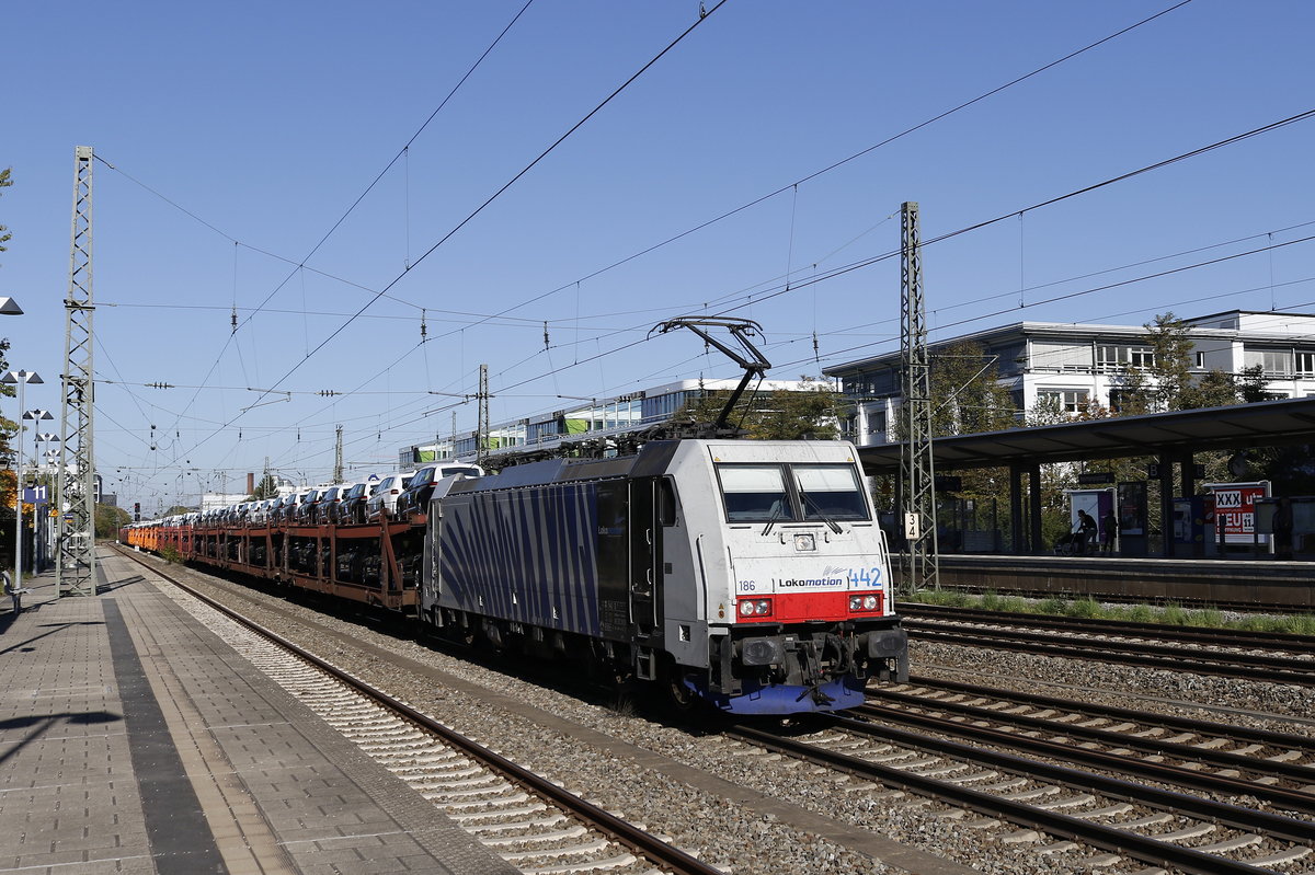 186 442 mit einem Autozug am 14. Oktober 2018 in M�nchen-Heimeranplatz.
