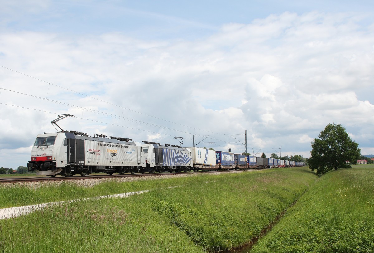186 443 und 186 440 am 25. Mai 2015 bei �bersee am Chiemsee.