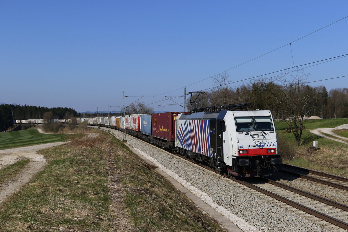 186 444 mit dem  Ekol  aus M�nchen kommend am 2. April 2020 bei Grabenst�tt im Chiemgau.