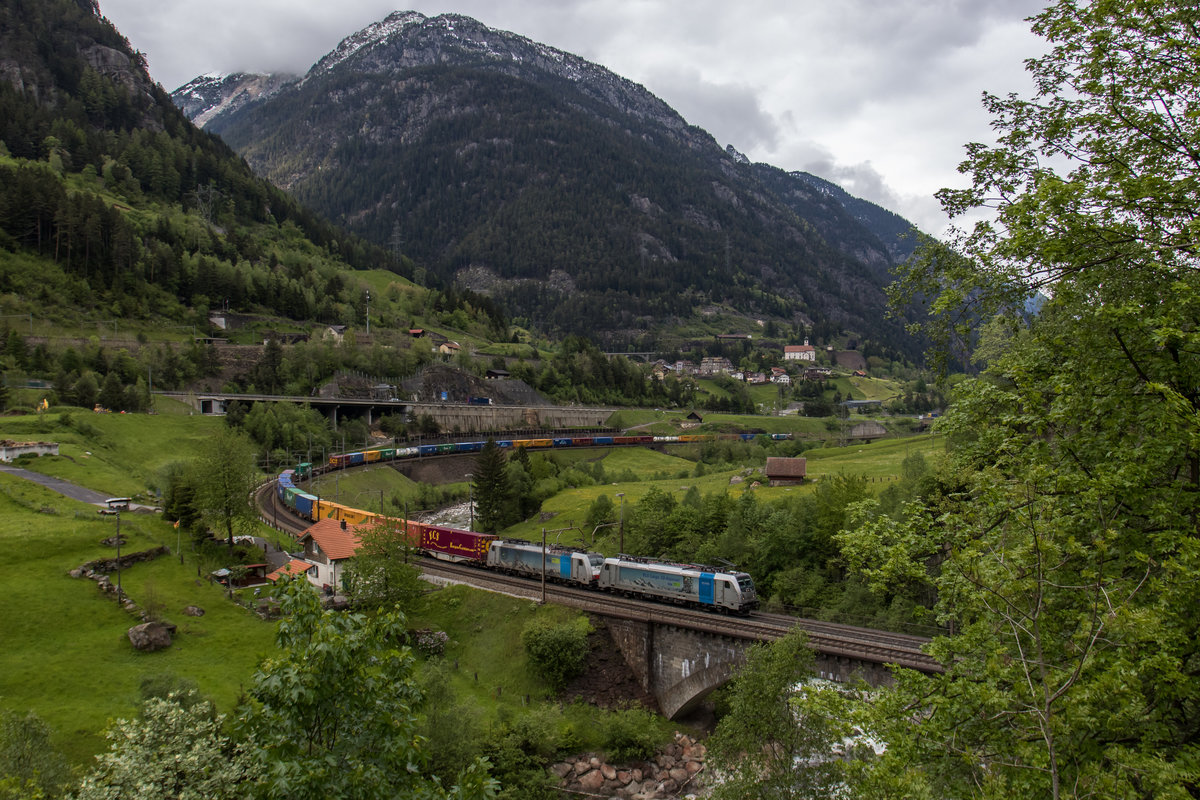 187 005 und 186 105 waren am 24. Mai in der  Wattinger Kurve  in Richtung Gotthard unterwegs. Derzeit sind die Loks f�r die  BLS  im Einsatz.
