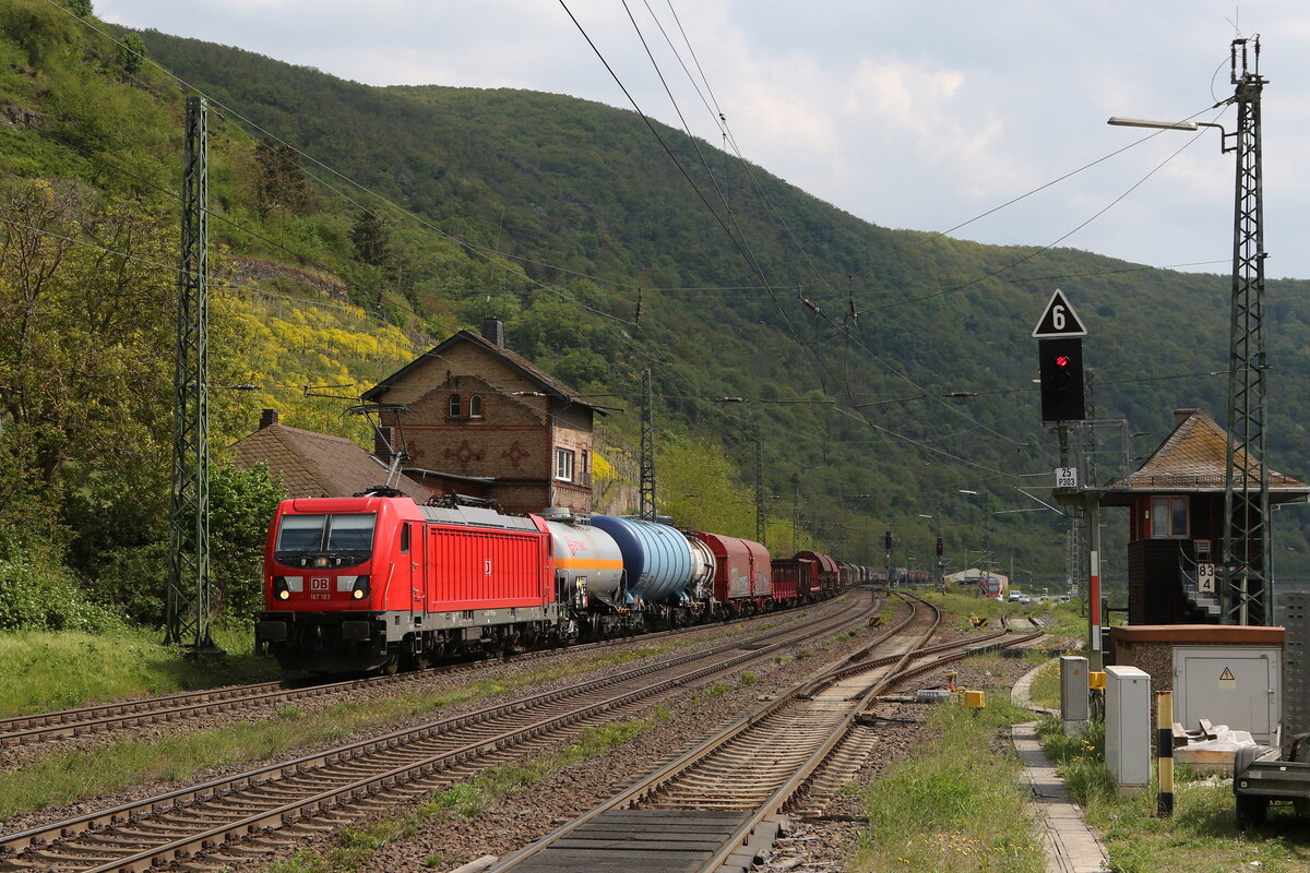 187 183 war mit einem gemischten G�terzug am 3. Mai 2022 bei Kaub in Richtung Koblenz unterwegs.