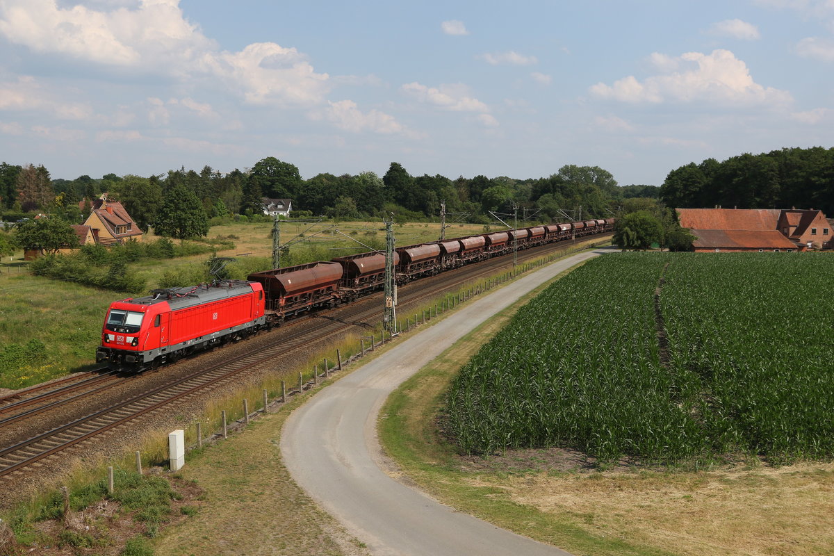 187 185 mit einem Sch�ttgutwagenzug am 26. Juni 2020 bei Langwedel.