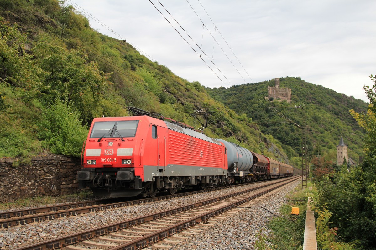 189 061-5 mit einem kurzen gemischten G�terzug am 22. August 2014 bei St. Goarshausen im Rheintal.