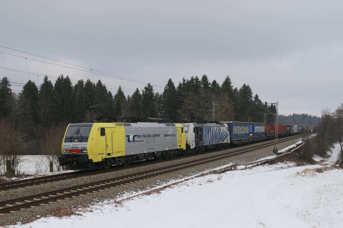 189 903 & 186 442 aus Salzburg kommend am 20. Januar 2020m bei Grabenst�tt.