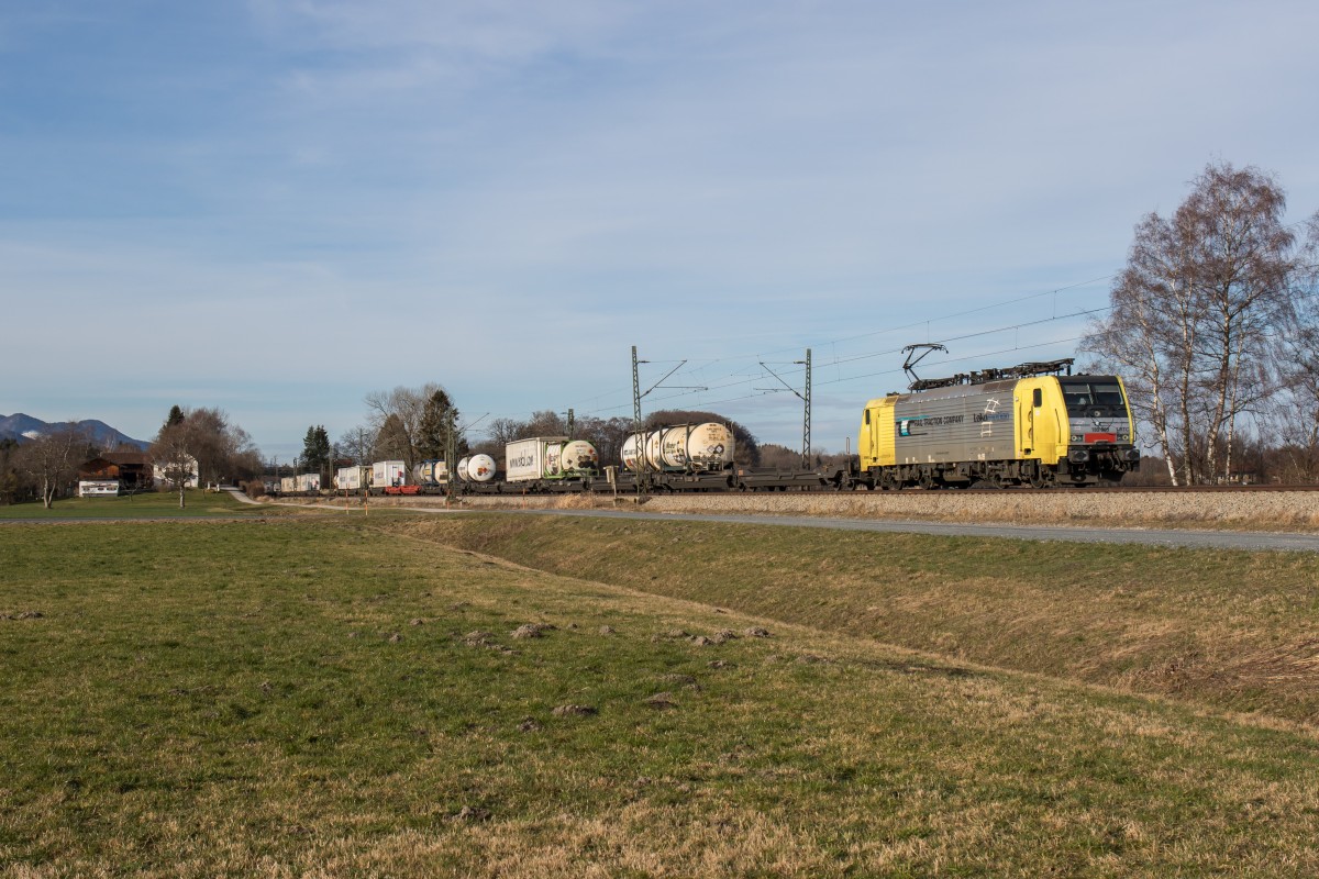 189 903 mit dem  Ekol-Zug  am 12. Februar 2016 bei �bersee am Chiemsee.