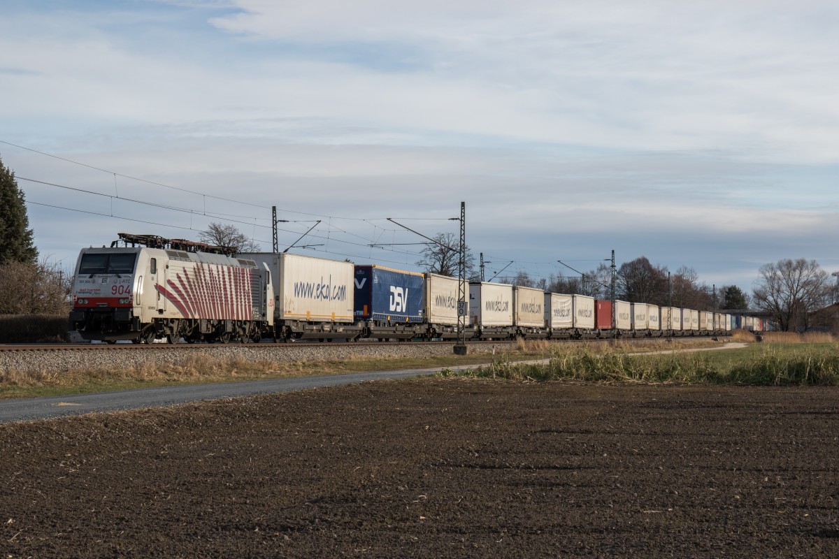 189 904 mit dem  Ekol-Zug  am 12. Dezember 2015 bei �bersee am Chiemsee.