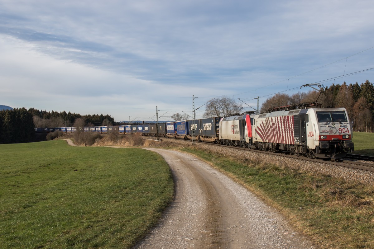 189 905 und 185 664 waren am 12. Dezember 2015 bei H�tt in Richtung Salzburg unterwegs.
