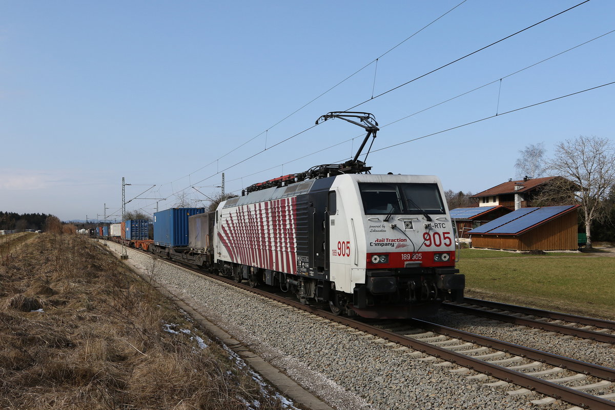 189 905 war am 7. M�rz 2021 mit einem  KLV  am 7. M�rz 2021 bei Grabenst�tt im Chiemgau in Richtung Salzburg unterwegs.