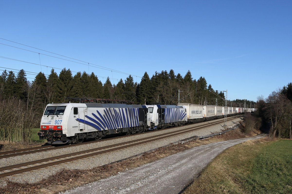 189 907 und 185 661 mit dem  Ekol  41856 unterwegs nach M�nchen am 6. Januar 2020 bei Grabenst�tt.