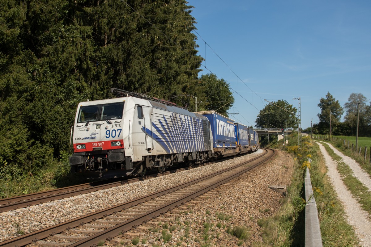 189 907 mit dem  Intercombi-Zug  am 12. September 2015 bei Grabenst�tt.